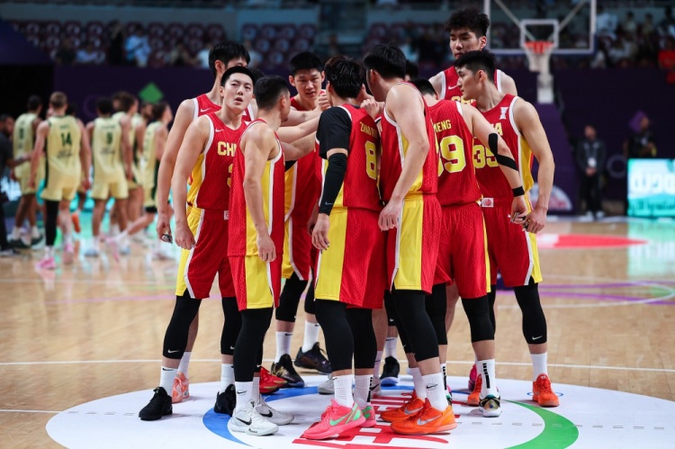 媒体人：说实话，中国篮球确实比中国足球争气，足球何日出头啊！