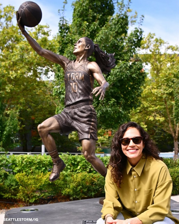 WNBA历史首人！西雅图风暴队名宿苏-伯德的雕像今天揭幕