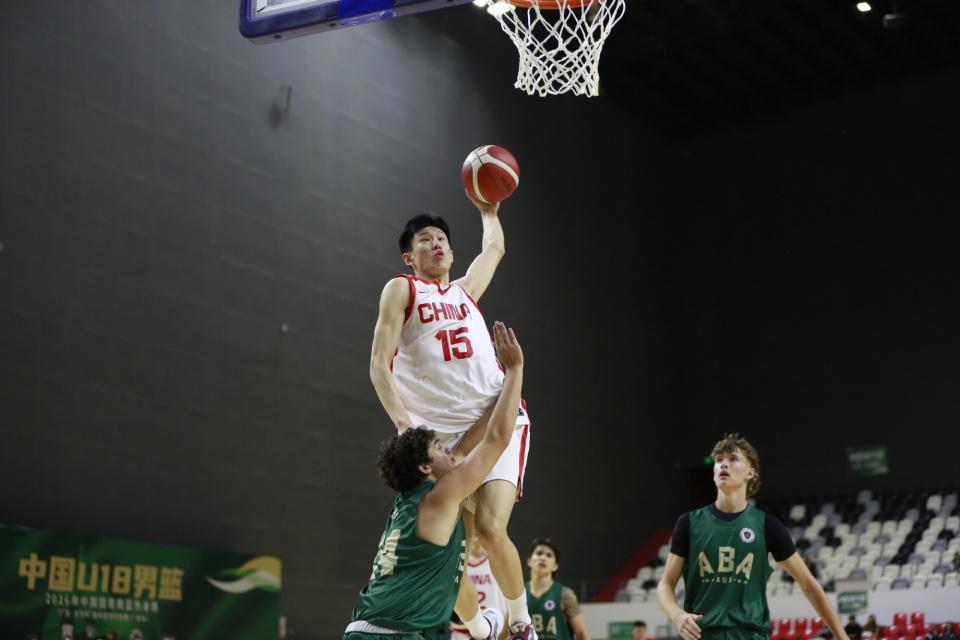 皇冠体育下载-改名、改年龄参赛！U18男篮核心遭篮协调查，热身赛已被踢出名单